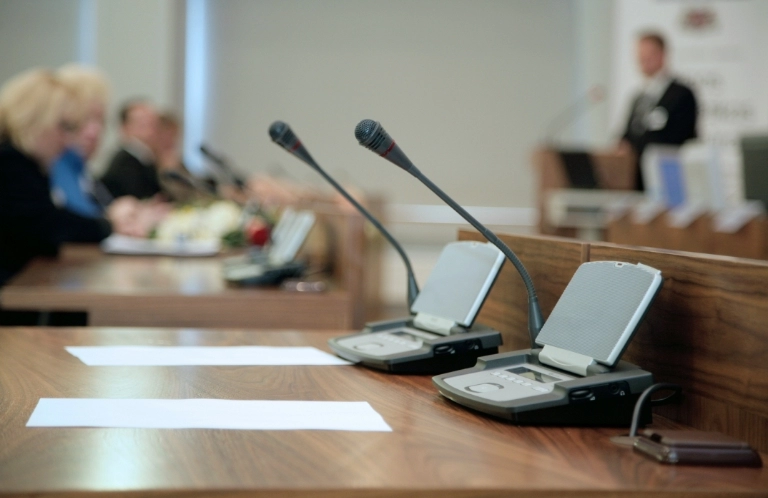 konferencyjne podium z&nbsp;dwoma mikrofonami