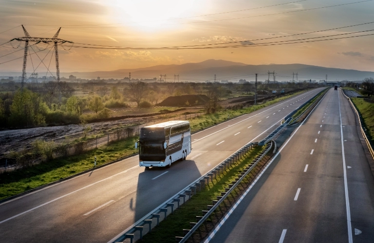 autokar na&nbsp;autostradzie