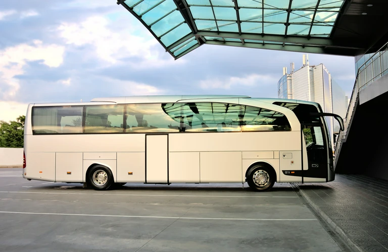 autokar na&nbsp;drodze z&nbsp;górami w&nbsp;oddali