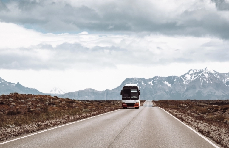 autokar na&nbsp;drodze z&nbsp;górami w&nbsp;oddali