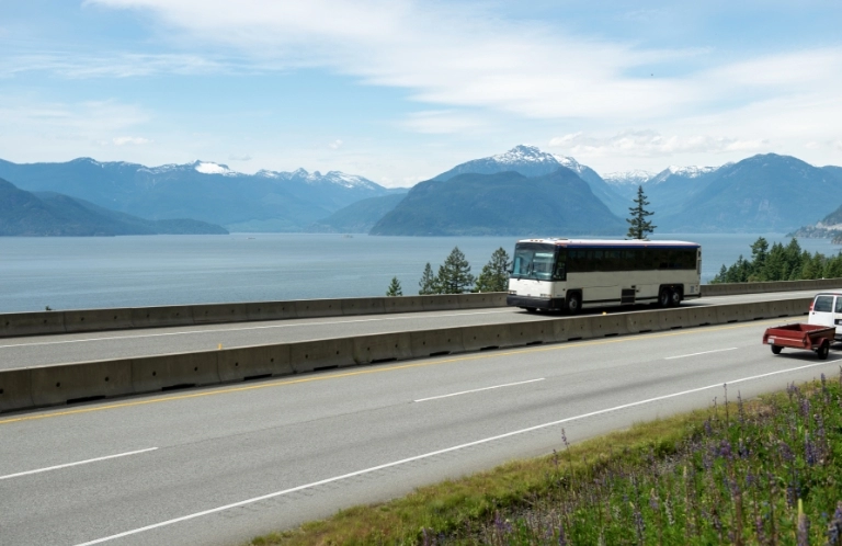 przejazd przy górskim jeziorze