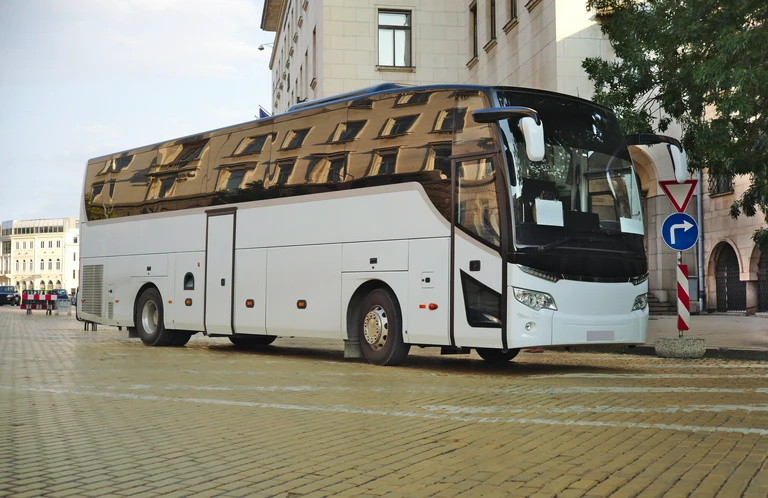 autokar na&nbsp;moście