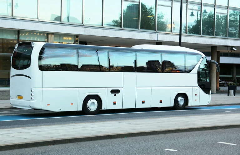 autokar na&nbsp;moście