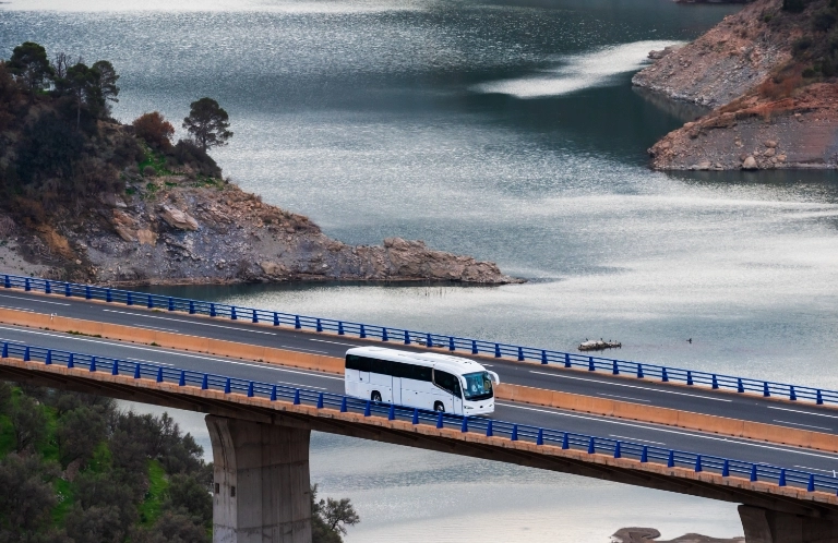 autokar na&nbsp;moście