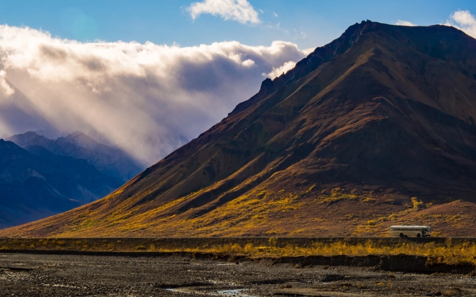 droga u stóp strzelistej góry
