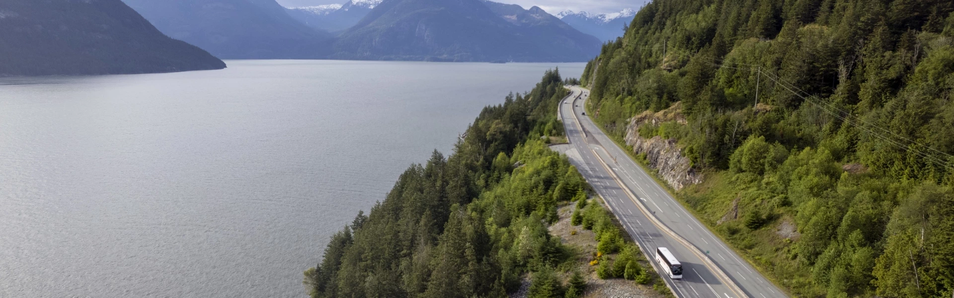 droga z malowniczym widokiem na jezioro